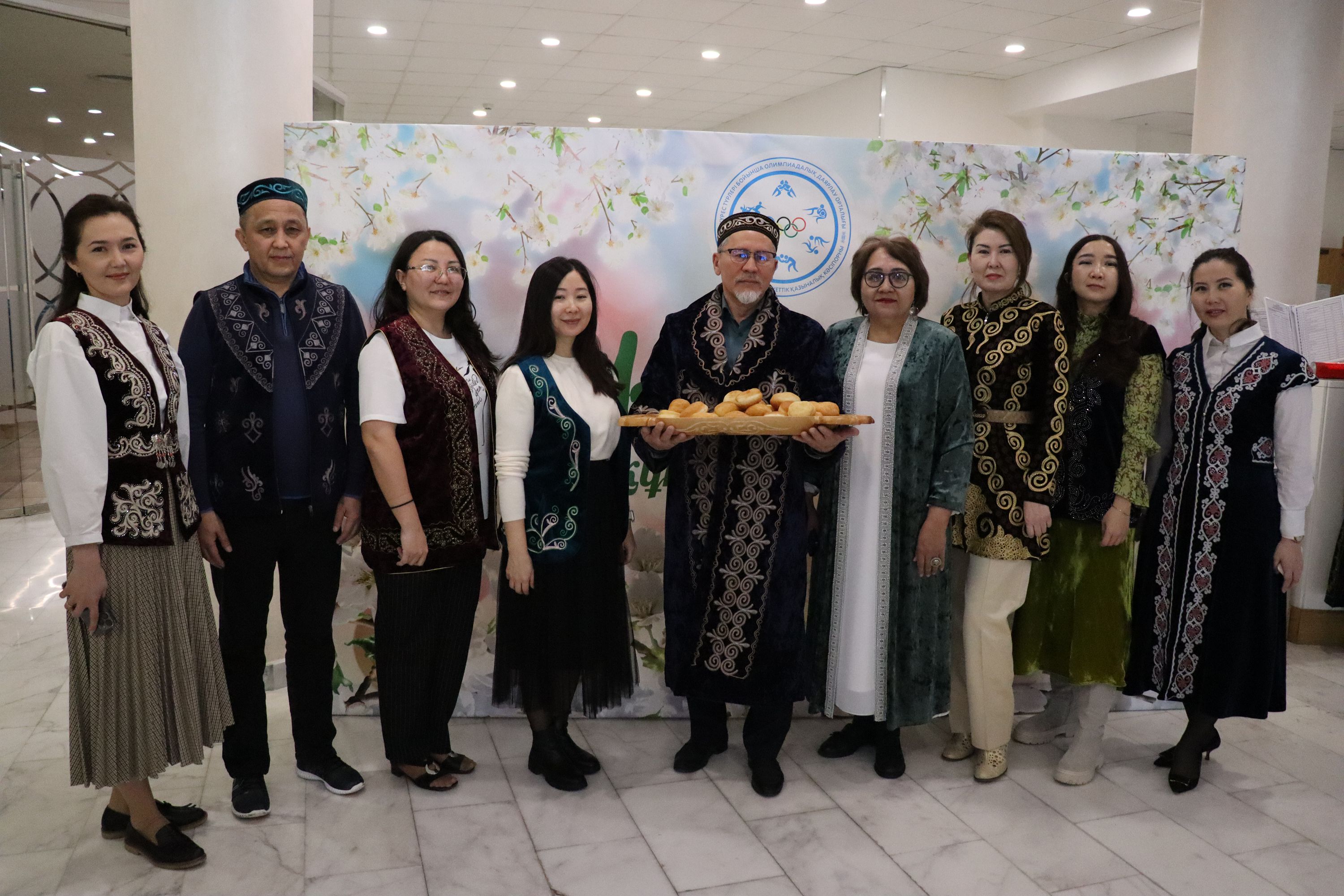 С днем национальной одежды - 18 марта!