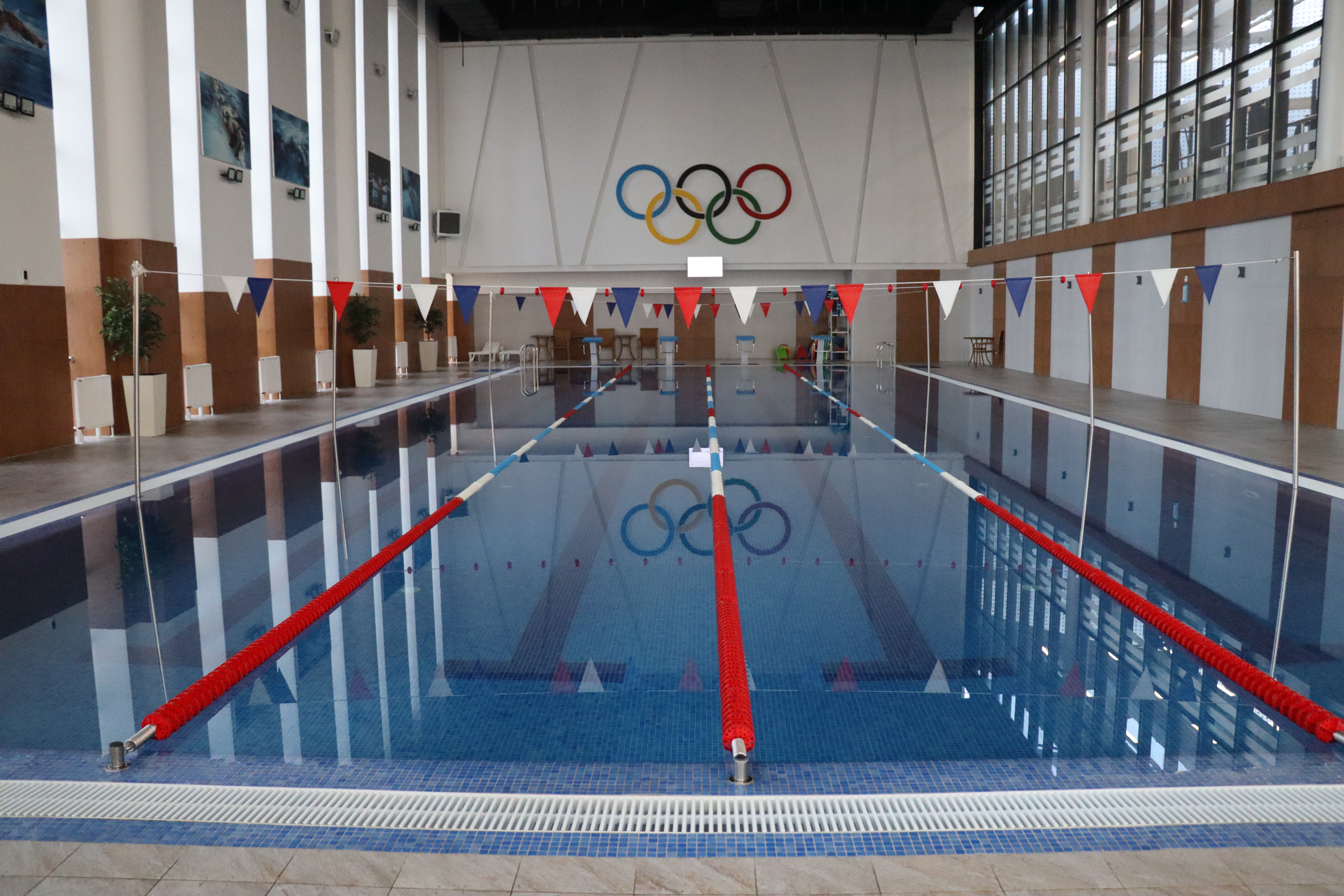 Добро пожаловать в бассейн в JJ Fitness!