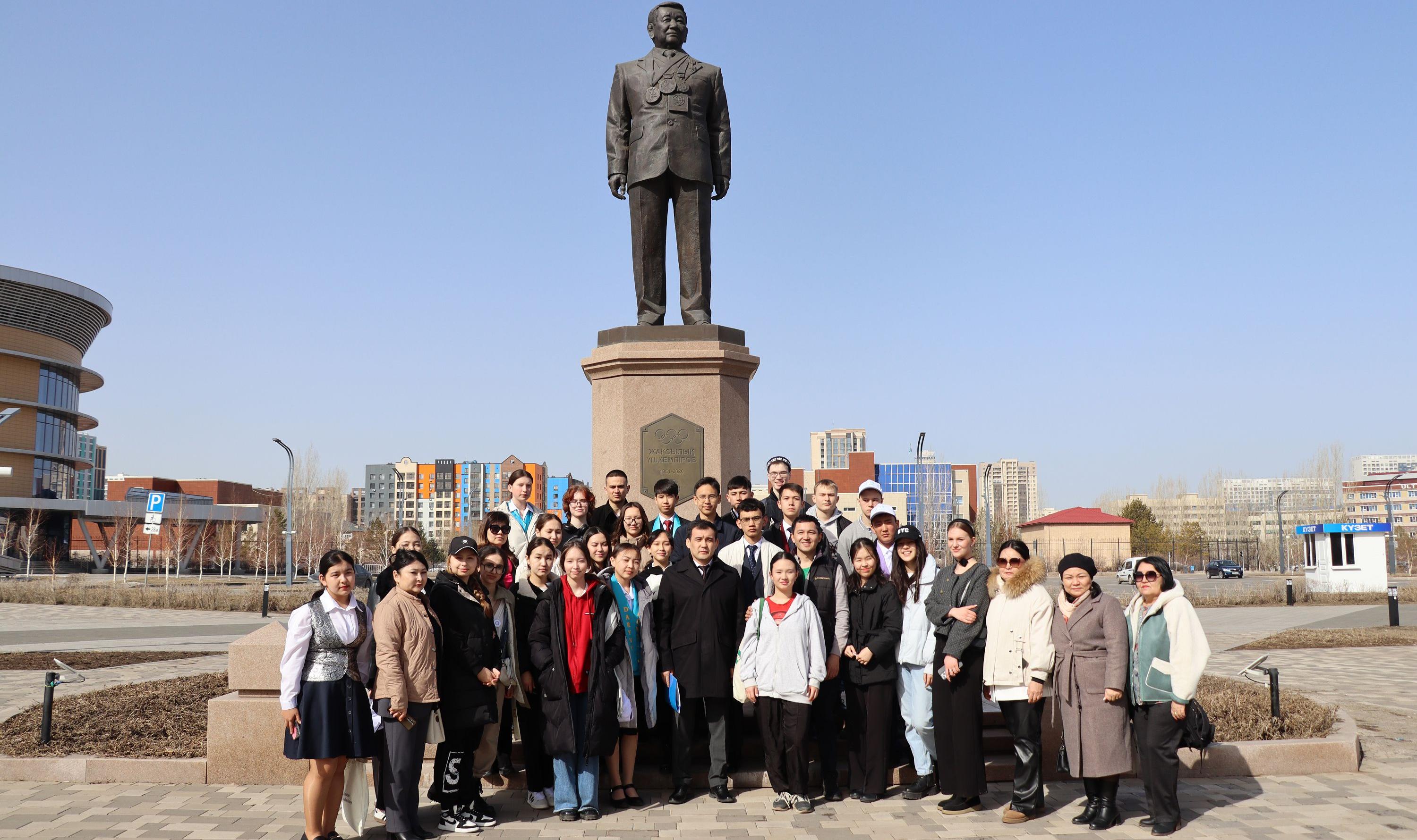 Согласно проекту «Всеказахстанское экологическое движение креативной молодежи «Амбассадоры Земли», была проведена экологическая акция по посадке деревьев «Аллея дружбы»